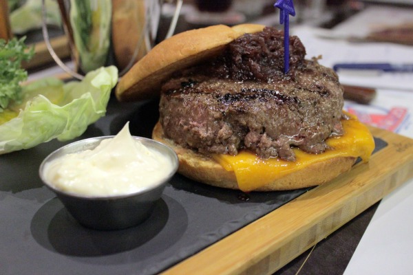 La nueva hamburguesa de Foster´s Hollywood, Black Label Burguer - El blog  del sereno de Madrid