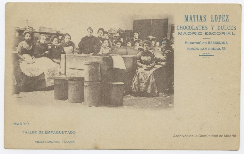 Establecimiento de chocolates Matías López. Taller de empaquetado. Archivo Regional CAM