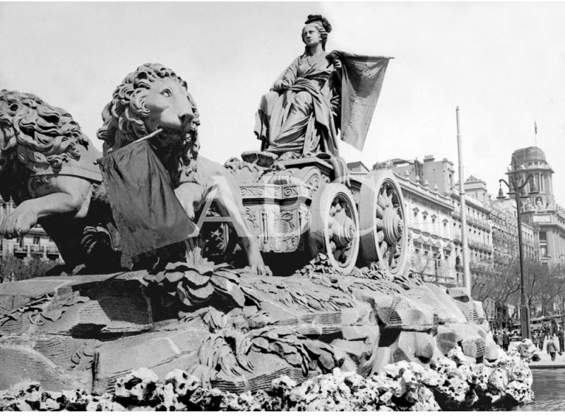 Madrid, 14 de abril 1931. Madrid, 14/04/1931. Proclamación de la Segunda República. La Fuente de Cibeles adornada con banderas republicanas. Alfonso Sánchez Portela. Fuente: ABC