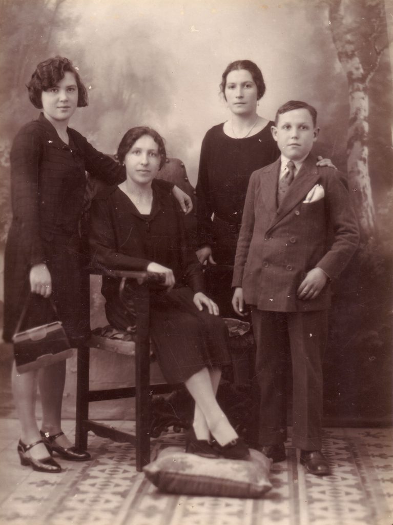 <em>Lucía (derecha) junto a sus hermanos en una foto hecha en un estudio de fotografía en Madrid. Finales años 20. Foto cedida por la familia de Lucía Ruiz</em>