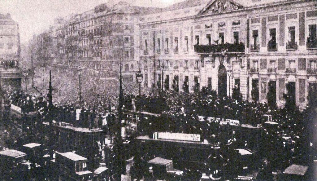 Proclamación de la Segunda República ante el Ministerio de la Gobernación. Foto: Portal de fotografía histórica Fuenterebollo