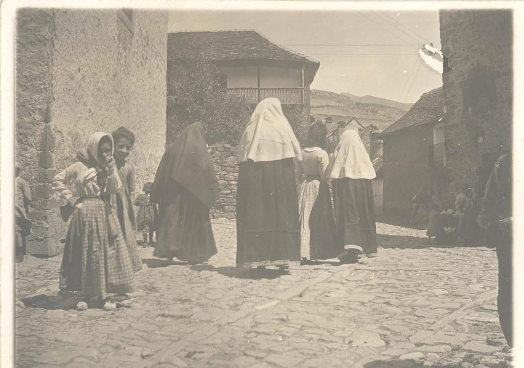 <em><span style="color: #3366ff;">Joaquín Sorolla. Imagen de un grupo de mujeres ansotanas por las calles del pueblo con el traje típico para ir a la iglesia. Fuente: CER.ES</span></em>