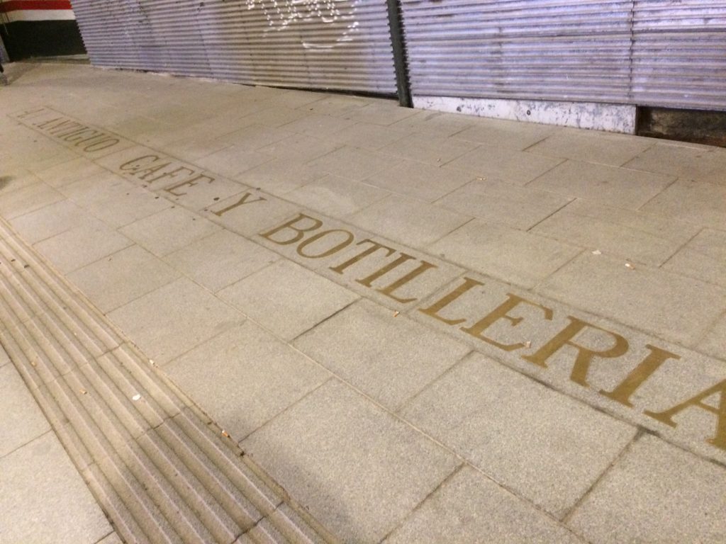 Las letras en el pavimento de la calle Carretas 4 que recuerdan a Pombo. Foto propia