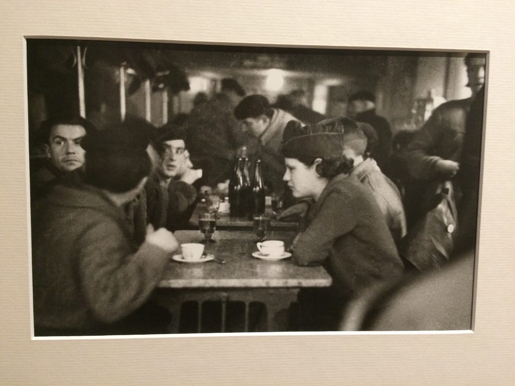 Interior de un café durante la guerra. Gijón, 21 de enero de 1937. CONSTANTINO SUÁREZ. Foto propia tomada en la exposición. La original es de la colección del Museo del Pueblo Asturiano