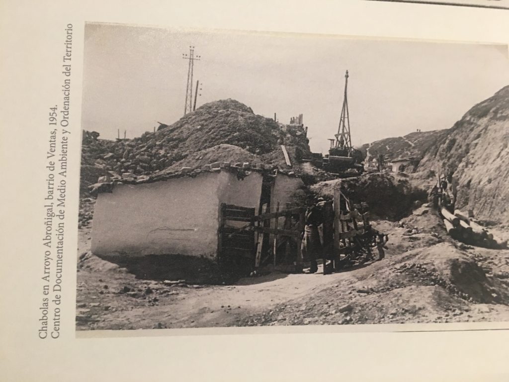 Chabolas en los aledaños del Arroyo del Abroñigal, barrio de ventas. 1954. Fotografía propia