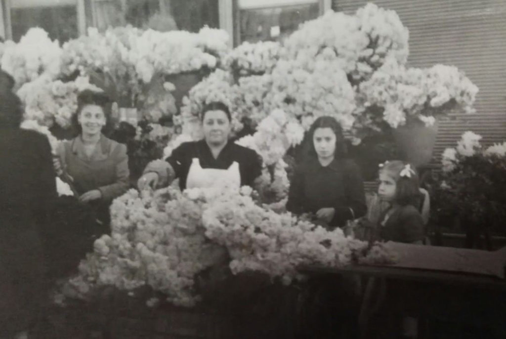 Fotografía del puesto de Flores de 'la cari' en el que trabajaban algunas de sus hijas. Fotografía facilitada por la familia de Caridad para este reportaje.