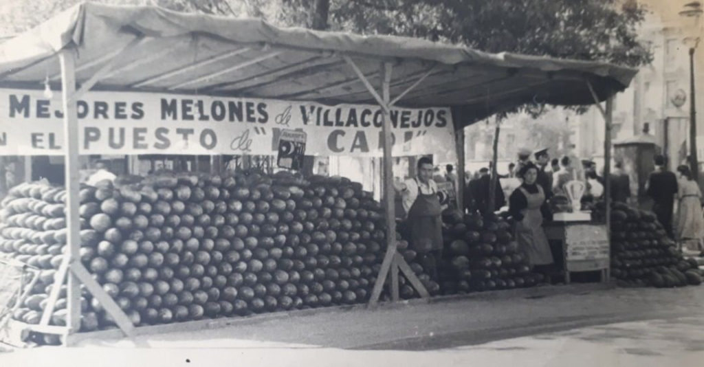 Uno de los puestos de melones de Villaconejos de 'la cari'. Fotografía facilitada por la familia de Caridad para este reportaje.