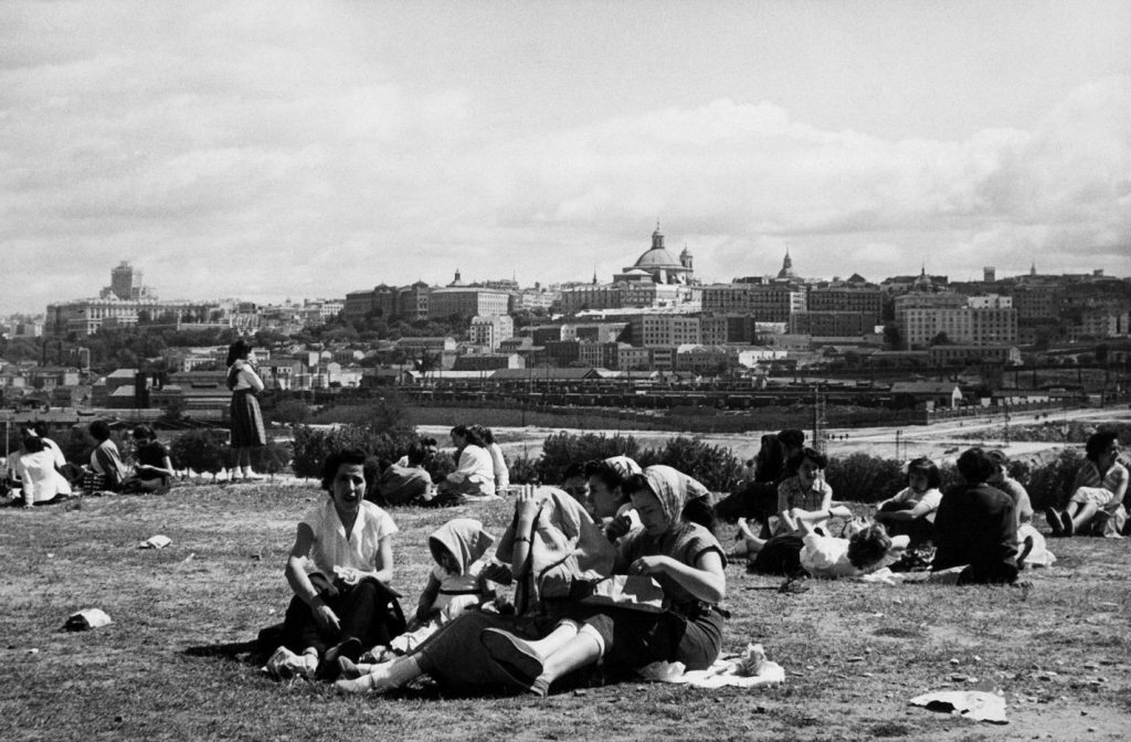 Un grupo de madrileñas disfrutando de la pradera de San isidro en 1950. Manuel Urech. Fuente: La Librería